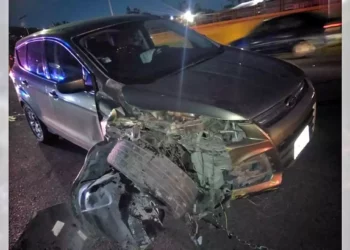 Marcelo, de 18 años, fue trasladado a un hospital tras chocar su camioneta contra la base del puente cuarto centenario.
