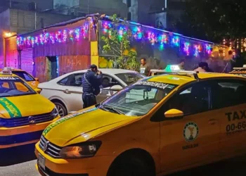 Más de seis taxis del sitio Independencia acorralaron el vehículo de los abogados.