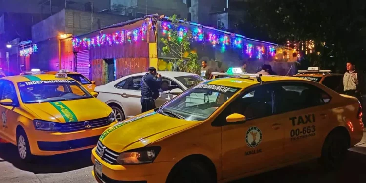 Más de seis taxis del sitio Independencia acorralaron el vehículo de los abogados.