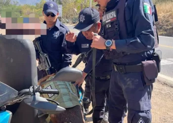 Mediante el filtro de seguridad, policías municipales detuvieron a un motociclista en una motoneta azul por portar droga.