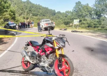 Choque frontal entre motocicletas deja un muerto y dos heridas graves en la carretera 175