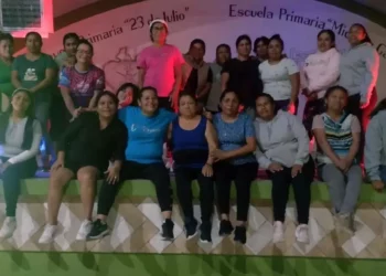 Madres de familia, docentes y vecinos participan en una clase de zumba organizada por la Escuela Primaria Micaela Galindo, en Huajuapan de León.