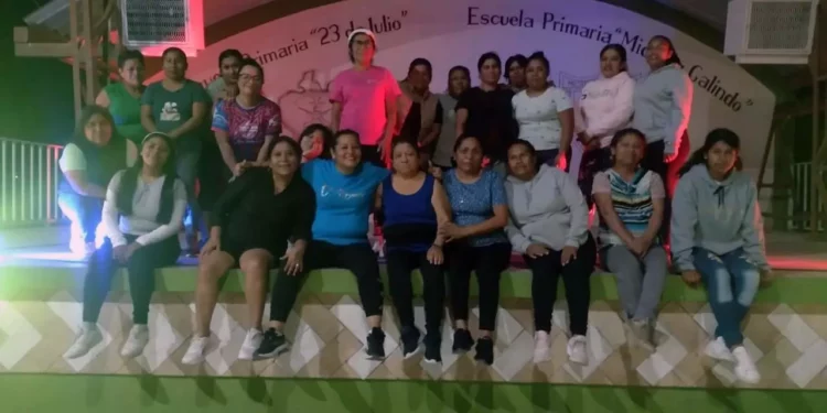 Madres de familia, docentes y vecinos participan en una clase de zumba organizada por la Escuela Primaria Micaela Galindo, en Huajuapan de León.