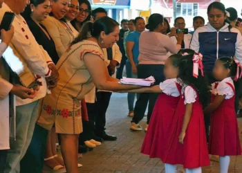 Madres, padres y docentes expresaron su orgullo por la certificación.