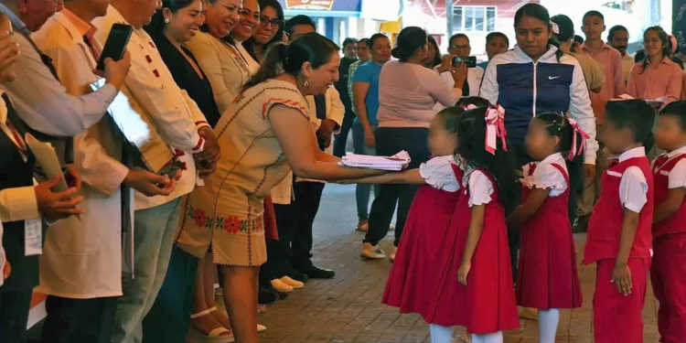Madres, padres y docentes expresaron su orgullo por la certificación.