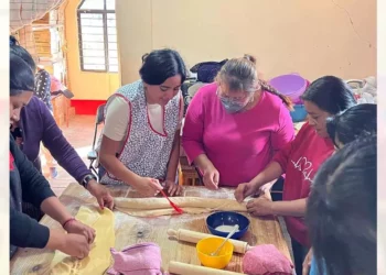 Mujeres de Nochixtlán aprendieron técnicas de panadería como una alternativa de autoempleo durante la temporada decembrina.