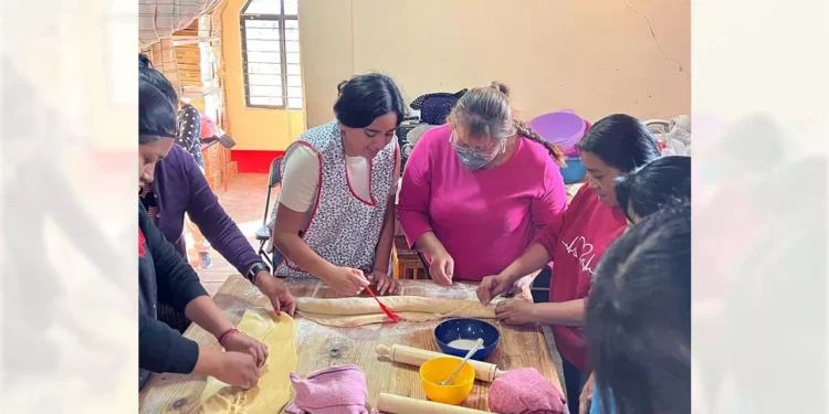 Mujeres de Nochixtlán aprendieron técnicas de panadería como una alternativa de autoempleo durante la temporada decembrina.