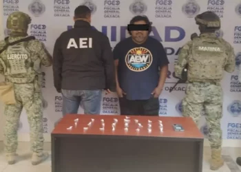 Detienen a presunto distribuidor con 15 dosis de cristal en Juchitán