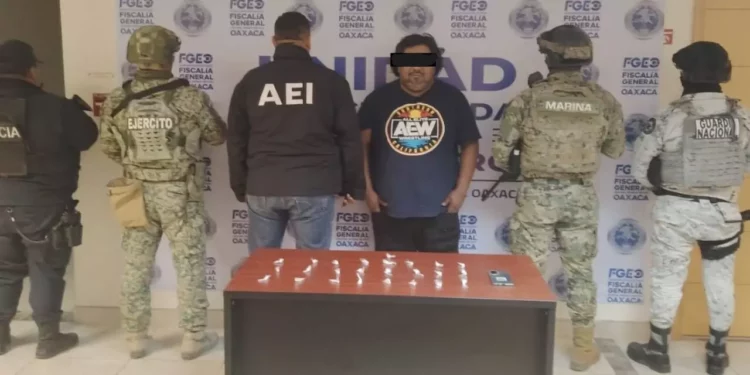 Detienen a presunto distribuidor con 15 dosis de cristal en Juchitán