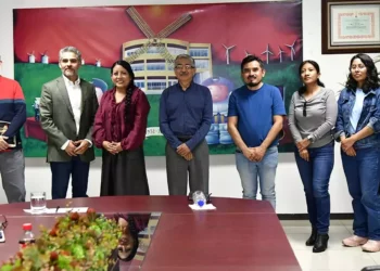 Foto: Rubén Morales // Nancy Benítez con el equipo de directivos y periodistas de EL IMPARCIAL, el Mejor Diario de Oaxaca.