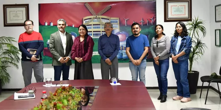Foto: Rubén Morales // Nancy Benítez con el equipo de directivos y periodistas de EL IMPARCIAL, el Mejor Diario de Oaxaca.