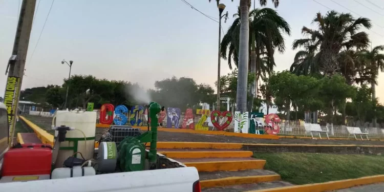 Foto: Gobierno de Oaxaca // Nebulización para contener el mosco transmisor del dengue.
