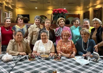 Foto: Rubén Morales // Nina Castañeda acompañada de sus amigas durante la celebración de su cumpleaños en un restaurante de la colonia Reforma.