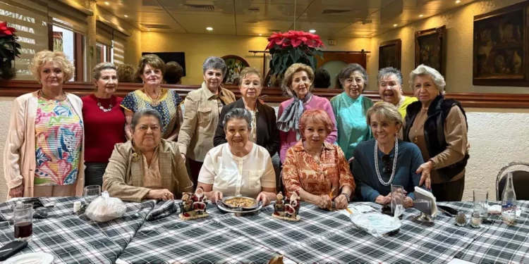 Foto: Rubén Morales // Nina Castañeda acompañada de sus amigas durante la celebración de su cumpleaños en un restaurante de la colonia Reforma.