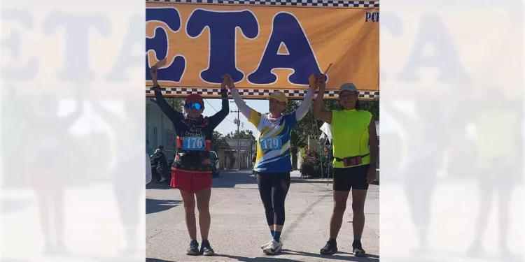 Otilia Ortiz, a sus 67 años, logró la medalla de plata en la carrera en honor a la Virgen de la Concepción, realizada en Petlalcingo, Puebla.