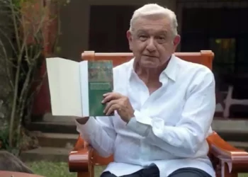 Foto: Redes sociales // Opiniones encontradas por la reaparición de AMLO con su nuevo libro.