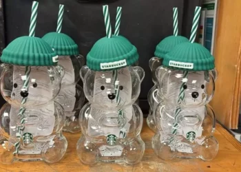 Vaso de oso de Starbucks se agota en horas y se revende en hasta 8 mil pesos