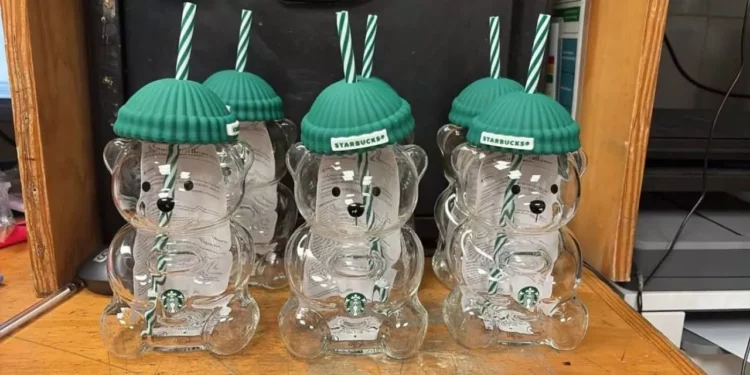 Vaso de oso de Starbucks se agota en horas y se revende en hasta 8 mil pesos