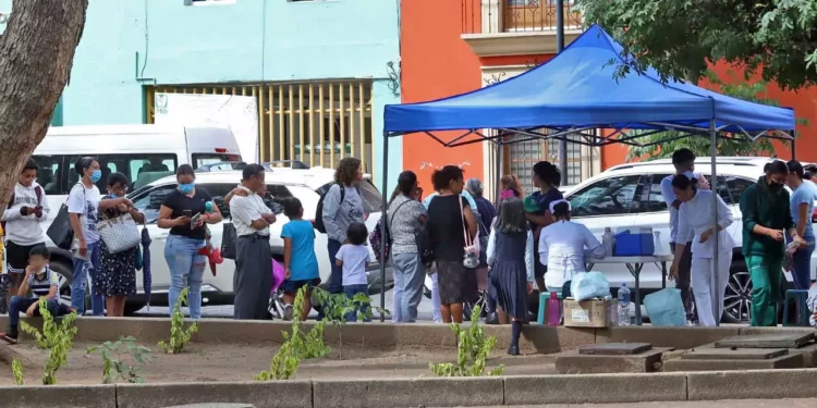 Foto: Archivo El Imparcial // Para prevenir enfermedades respiratorias por la temporada invernal, el IMSS anuncia la instalación de un módulo de vacunación en el Zócalo esta semana.