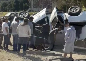 Paramédicos atienden a los ocupantes de la camioneta volcada sobre la carretera Huajuapan-Oaxaca.