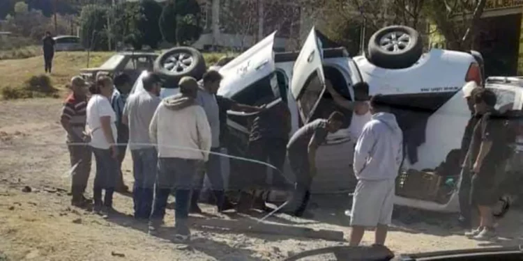 Paramédicos atienden a los ocupantes de la camioneta volcada sobre la carretera Huajuapan-Oaxaca.