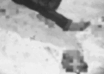 Peritos de la AEI inspeccionaron la loza de la agencia municipal donde fue hallado el cuerpo del campesino.