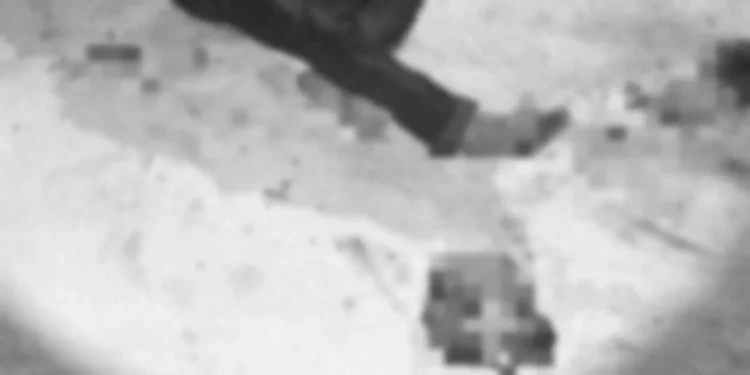 Peritos de la AEI inspeccionaron la loza de la agencia municipal donde fue hallado el cuerpo del campesino.