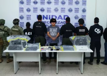 Peritos y agentes ministeriales detuvieron a un presunto operador implicado y confiscaron miles de archivos de explotación infantil. Foto: FGEO