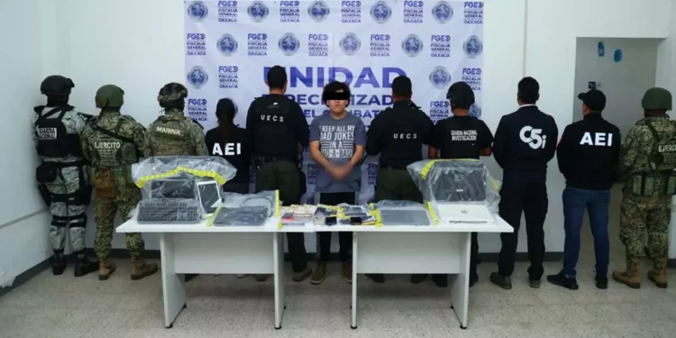 Peritos y agentes ministeriales detuvieron a un presunto operador implicado y confiscaron miles de archivos de explotación infantil. Foto: FGEO
