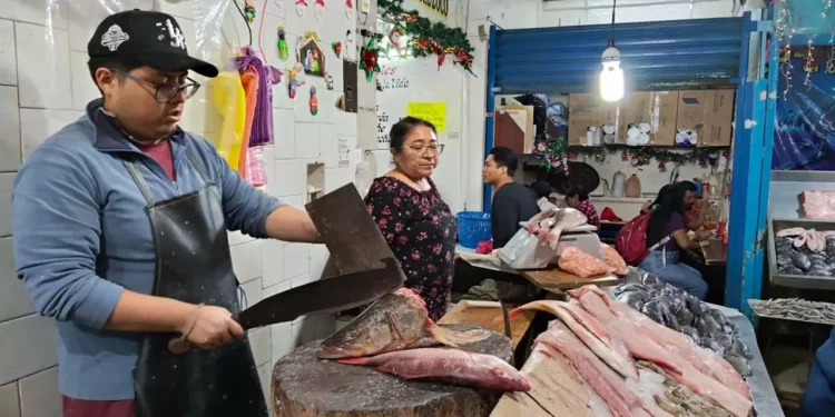 Fotos: Jesús Santiago // Pescado, camarones y filetes, lo que más se vende en esta temporada.