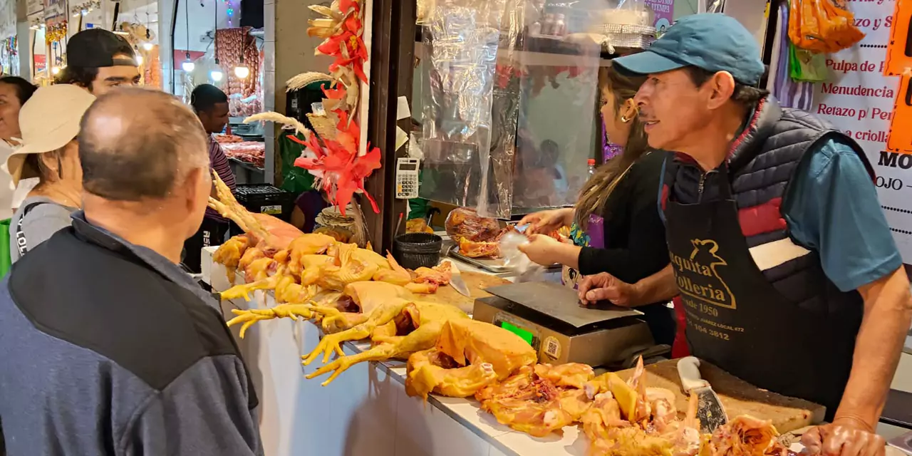 Pollo para el pozole, el alimento tradicional para la cena de fin de año.