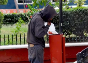 Personas en situación de calle se concentran en parques y espacios públicos de Huajuapan de León durante la temporada invernal.