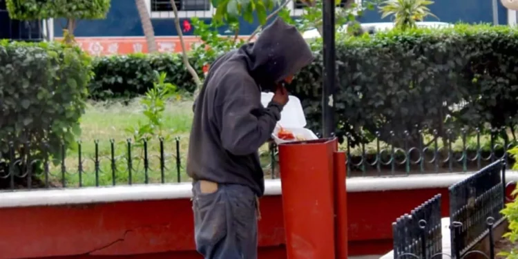 Personas en situación de calle se concentran en parques y espacios públicos de Huajuapan de León durante la temporada invernal.