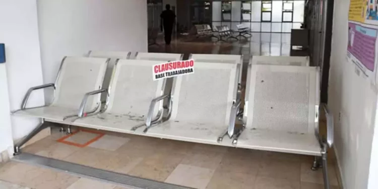 Sólo el servicio de urgencias se mantiene en el Hospital Presidente Juárez, ante las protestas de los trabajadores.