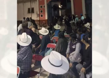 Pobladores de Santiago del Río, Silacayoapam, se manifestaron y tomaron el palacio municipal tras la suspensión de la asamblea para elegir a la nueva autoridad.