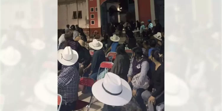 Pobladores de Santiago del Río, Silacayoapam, se manifestaron y tomaron el palacio municipal tras la suspensión de la asamblea para elegir a la nueva autoridad.