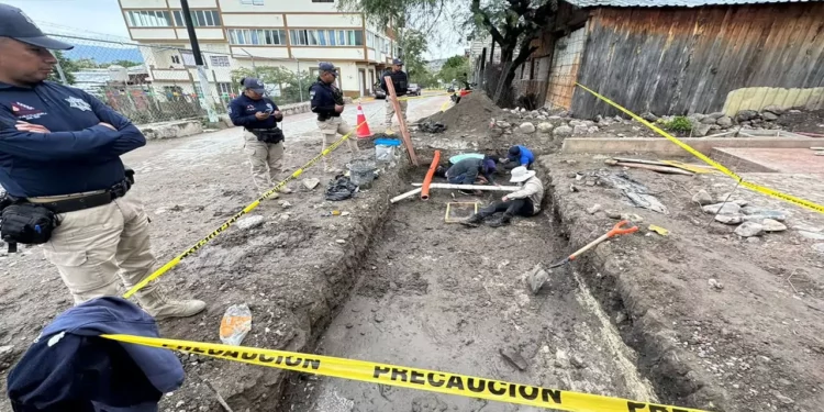 Fotos: Centro INAH Oaxaca // Por el hallazgo arqueológico, se suspendió temporalmente la pavimentación, a fin de evitar la destrucción del mismo.