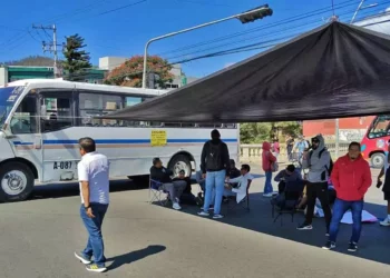 Foto: Jesús Santiago // Profesores de la Sección 22 bloquean protegidos “por la sombrita”, para no quemarse.
