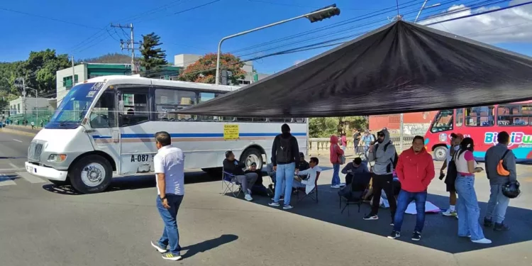 Foto: Jesús Santiago // Profesores de la Sección 22 bloquean protegidos “por la sombrita”, para no quemarse.