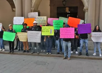 Foto: Adrián Gaytán // Protesta de empleados del UTVCO que exigen concretar el traslado para el apartado B del Artículo 123.