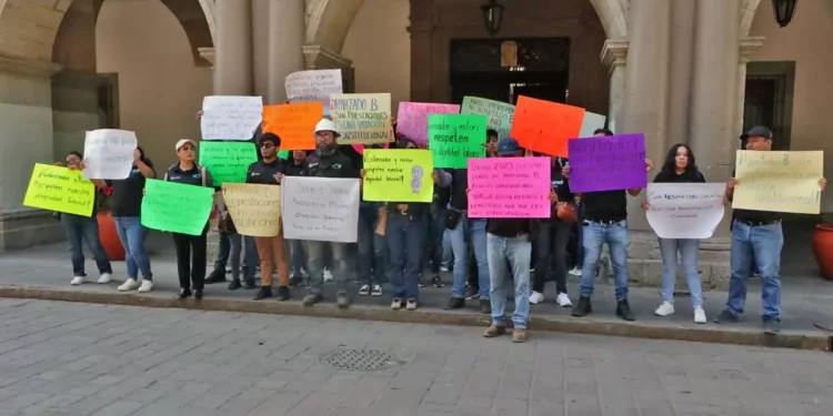 Foto: Adrián Gaytán // Protesta de empleados del UTVCO que exigen concretar el traslado para el apartado B del Artículo 123.