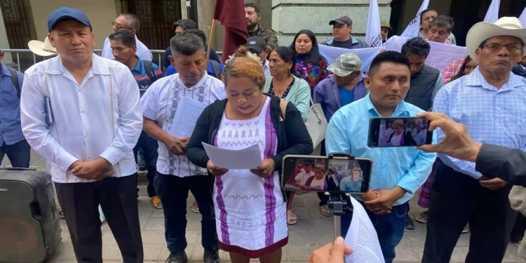Foto: Adrián Gaytán // Protesta de habitantes de Ixtayutla que desconocen elección de autoridades.