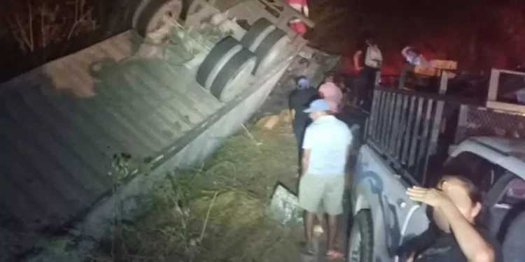 Volcadura de tráiler en la carretera Salina Cruz–Huatulco termina en rapiña masiva