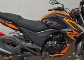 Roban motocicleta en horas de la noche.