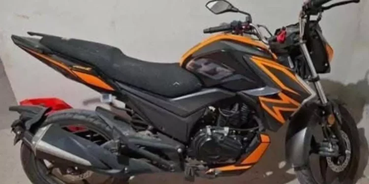 Roban motocicleta en horas de la noche.