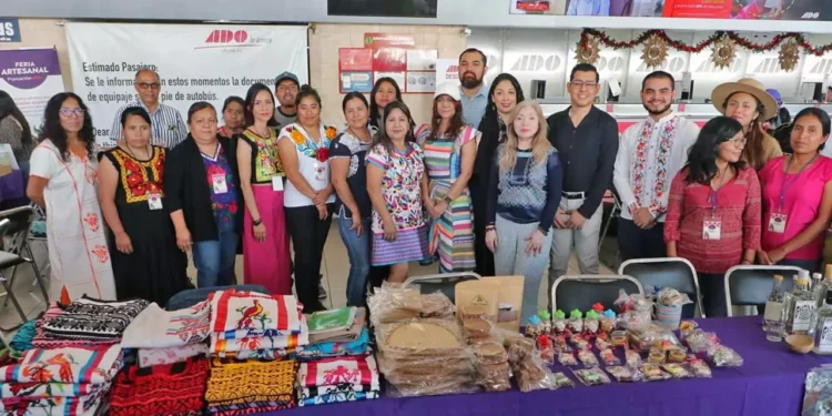 Fotos: Adrián Gaytán // Representantes de la Fundación ADO, de la empresa MOBILITY ADO y de la Secretaría de Prosperidad Económica Vecinal inauguraron este domingo la Expo Emprendedora Sueños de Navidad.