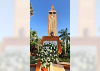 Foto: Ayuntamiento de San Juan Cacahuatepec // Se colocó una ofrenda floral junto al busto erigido en memoria de Álvaro Carrillo.