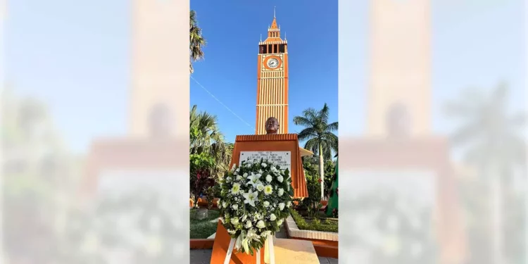 Foto: Ayuntamiento de San Juan Cacahuatepec // Se colocó una ofrenda floral junto al busto erigido en memoria de Álvaro Carrillo.
