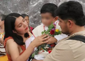 Foto: Adrián Gaytán // Siguieron llegando pequeños vestidos de Lupitas y Juan Diego llevados por sus padres para venerar a la virgen.