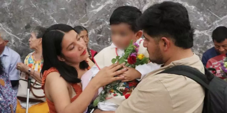 Foto: Adrián Gaytán // Siguieron llegando pequeños vestidos de Lupitas y Juan Diego llevados por sus padres para venerar a la virgen.